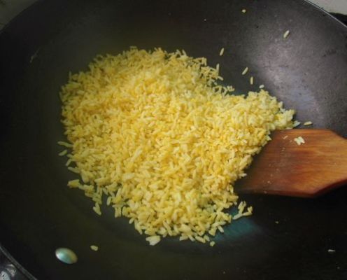 炒黄金米饭的正确做法？如何炒黄金金