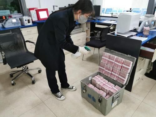 拿现金去银行可以给别人汇款吗？现钞如何汇款