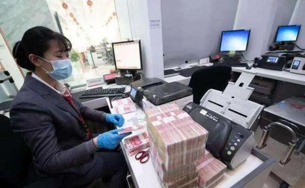 拿现金去银行可以给别人汇款吗？现钞如何汇款