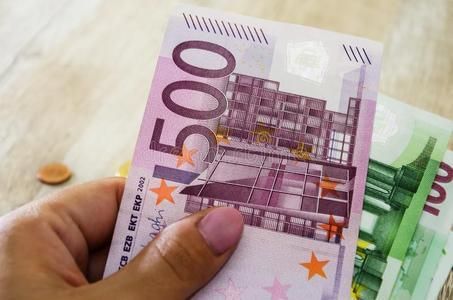 存在国内借记卡的欧元在国外能取？美国如何打击欧元
