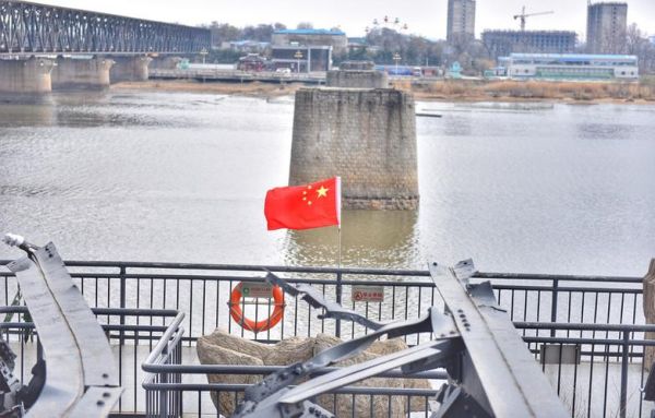 鸭绿江断桥对面圆形建筑是什么？如何鉴别500朝鲜圆真伪