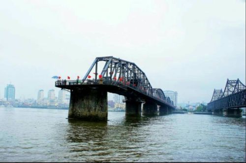 鸭绿江断桥对面圆形建筑是什么？如何鉴别500朝鲜圆真伪