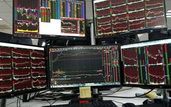 为什么有些股票，期货交易者要用到四台电脑来看盘和交易？期货十三位