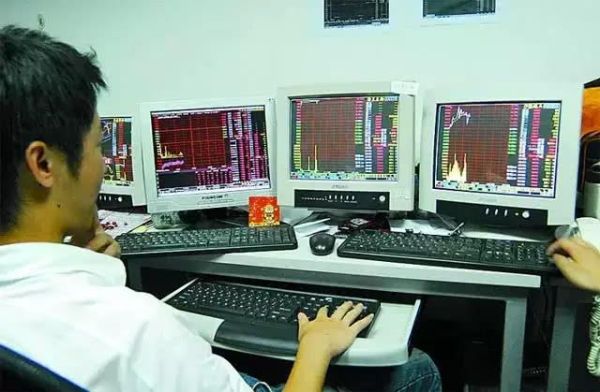 在期货公司做操盘手具体忙什么？有何前途？有何风险？期货的事迹